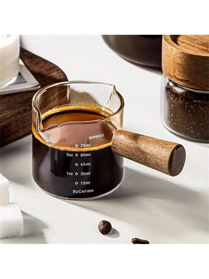 ⁦كوب قياس زجاجي مزدوج الفوهة بمقبض خشبي⁩ - الصورة ⁦1⁩