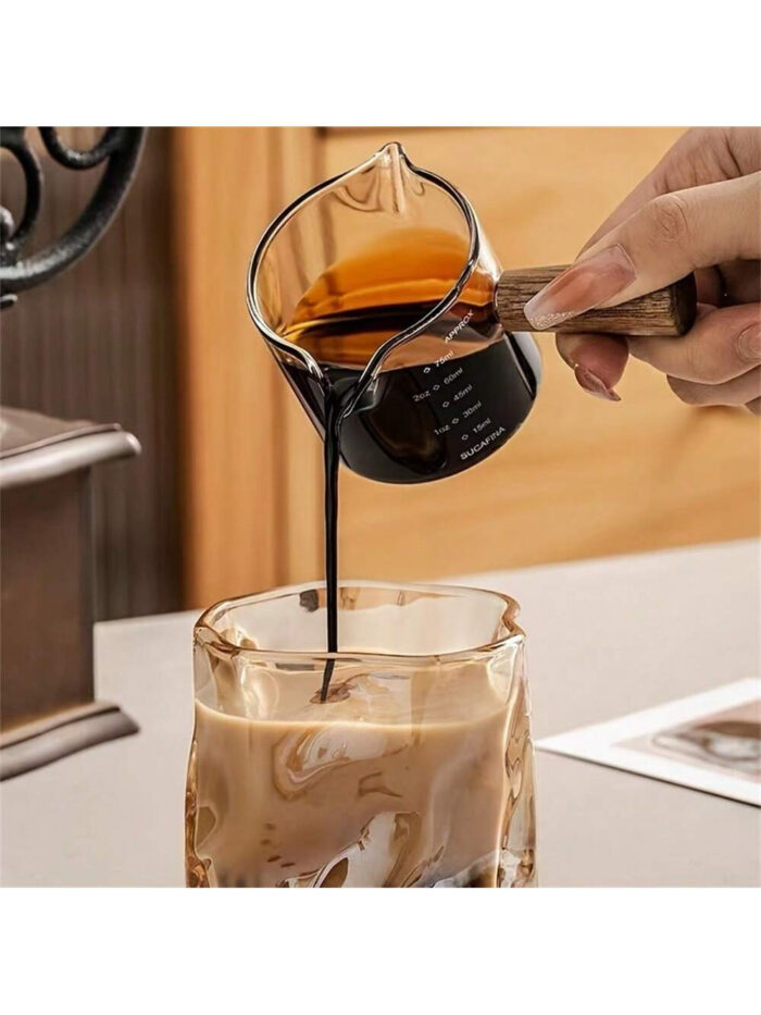 ⁦كوب قياس زجاجي مزدوج الفوهة بمقبض خشبي⁩ - الصورة ⁦4⁩